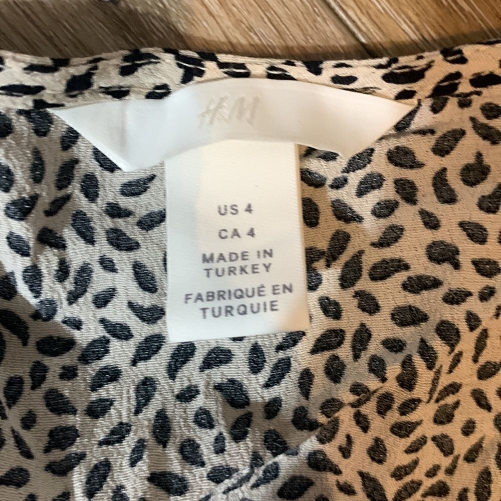 H&M button Top  - Picture 2 of 4
